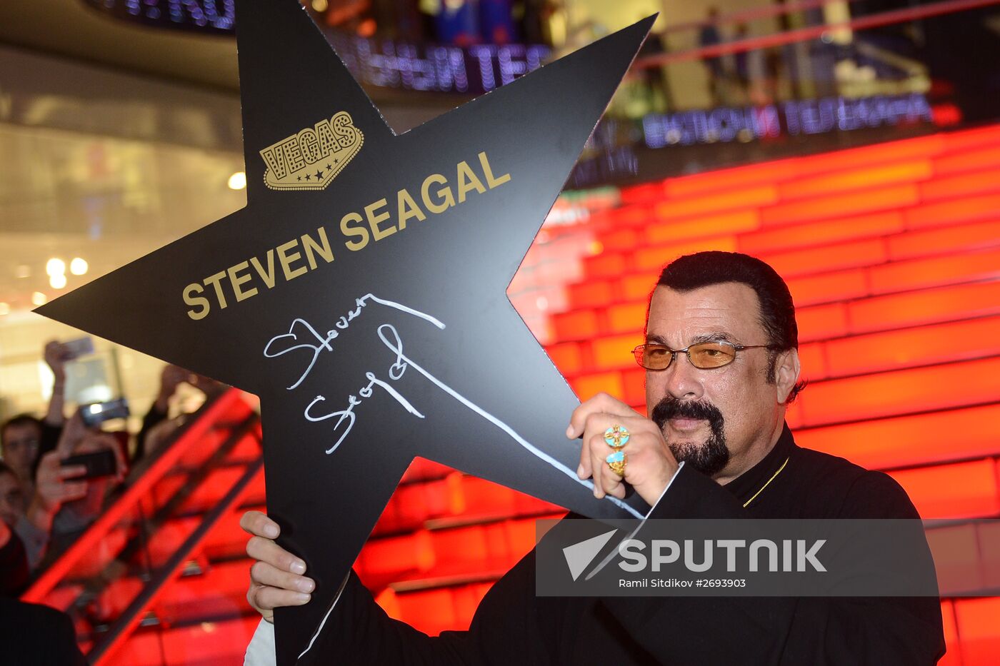 Steven Seagal puts autograph on his personal star in Moscow's Alley of Glory