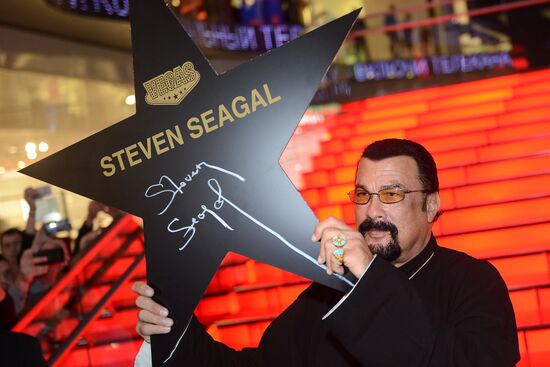 Steven Seagal puts autograph on his personal star in Moscow's Alley of Glory