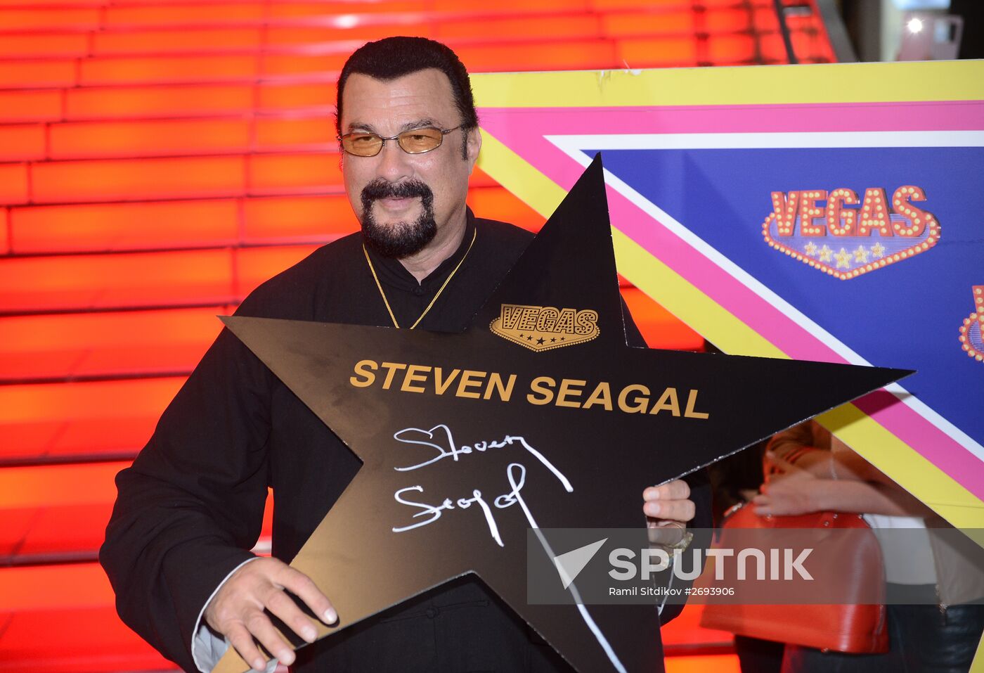 Steven Seagal puts autograph on his personal star in Moscow's Alley of Glory