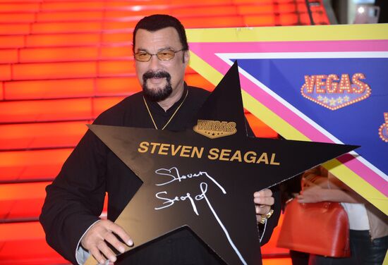 Steven Seagal puts autograph on his personal star in Moscow's Alley of Glory