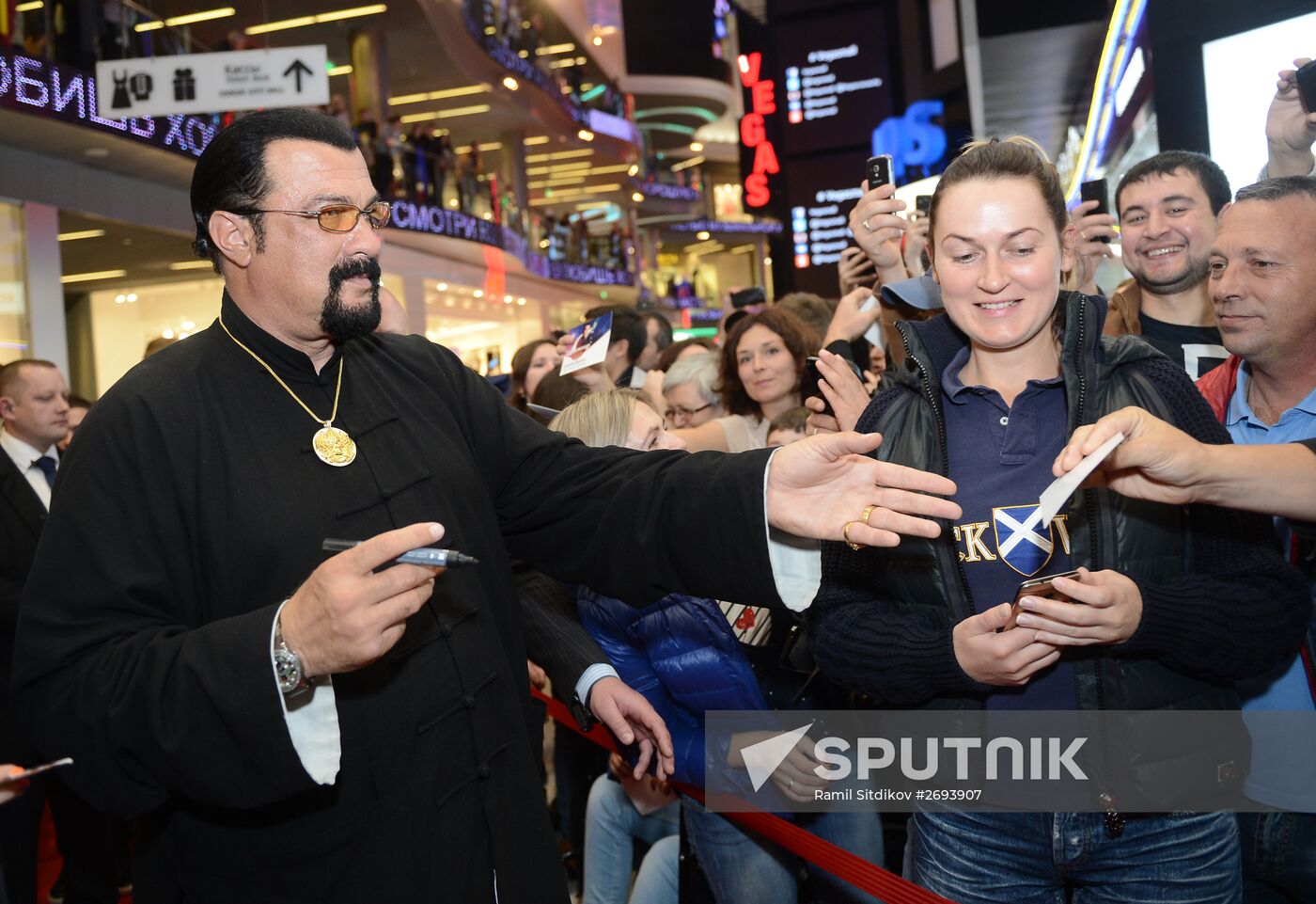 Steven Seagal puts autograph on his personal star in Moscow's Alley of Glory