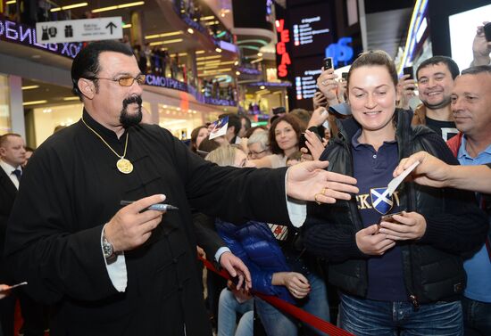 Steven Seagal puts autograph on his personal star in Moscow's Alley of Glory