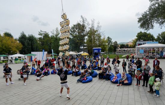 Participants in the 2015 International Military Music Festival 'Spasskaya Tower' perform at Moscow's parks