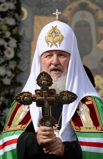 Patriarch Kirill heads religious procession honoring St. Peter