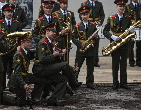 Participants in 2015 International Military Music Festival 'Spasskaya Tower' perform in Moscow's parks