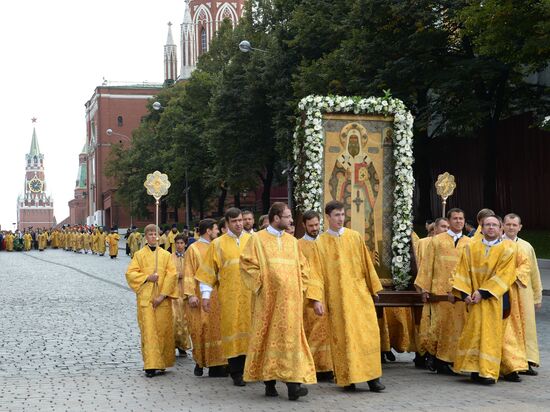 Patriarch Kirill heads religious procession honoring Saint Peter