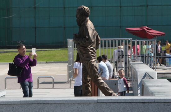 Monument to Alexander Solzhenitsyn opened in Vladivostok