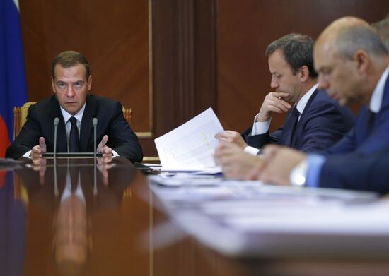 Prime Minister Dmitry Medvedev chairs meeting on macroeconomic forecast for 2016-2018 and 2016 budget policy