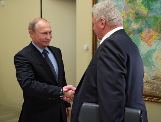 President Vladimir Putin meets with Mikhail Shmakov, Chairman of the Federation of Independent Unions