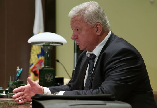 President Vladimir Putin meets with Mikhail Shmakov, Chairman of the Federation of Independent Unions