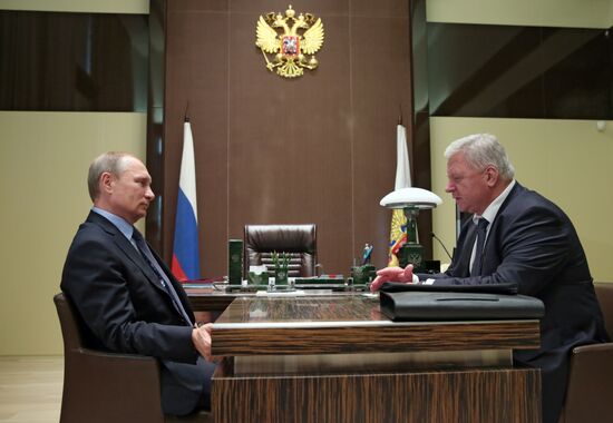 President Vladimir Putin meets with Mikhail Shmakov, Chairman of the Federation of Independent Unions
