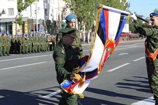 Battle colors awarded to 100th Detached Motorized Rifle Brigade of the Republican Guard, Donetsk