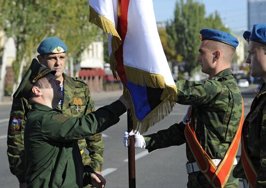 Battle colors awarded to 100th Detached Motorized Rifle Brigade of the Republican Guard, Donetsk