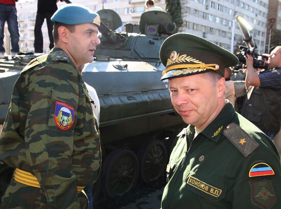 Battle colors awarded to 100th Detached Motorized Rifle Brigade of the Republican Guard, Donetsk