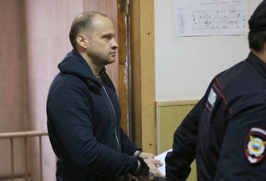 Court hears investigators' motion seeking to arrest Komi Republic Governor Vyacheslav Gaizer