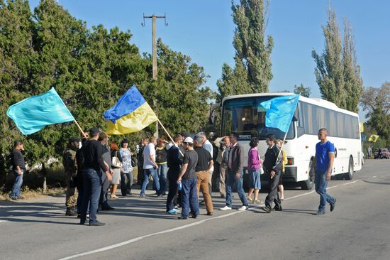 Activists block motorway near Chongar on border between Ukraine and Crimea