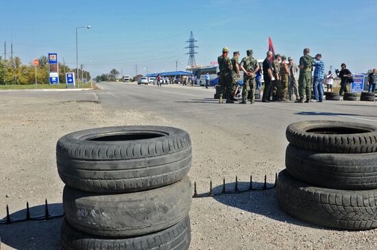 Activists block motorway near Chongar on border between Ukraine and Crimea