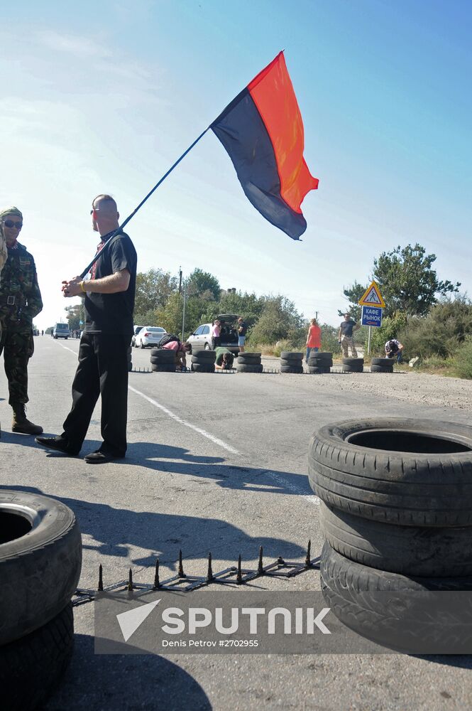 Activists block motorway near Chongar on border between Ukraine and Crimea