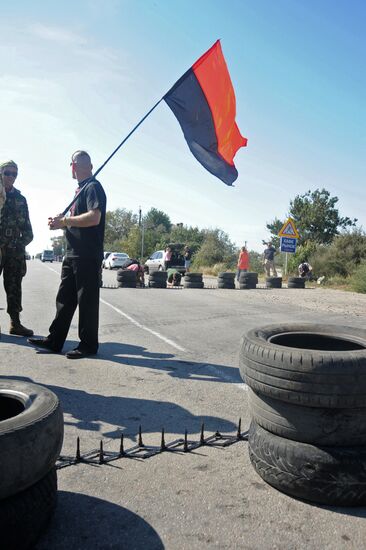 Activists block motorway near Chongar on border between Ukraine and Crimea