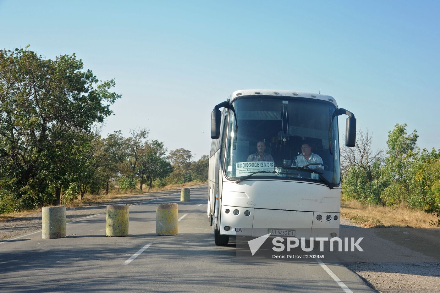 Activists block motorway near Chongar on border between Ukraine and Crimea
