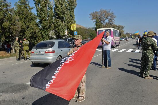 Activists block motorway near Chongar on border between Ukraine and Crimea