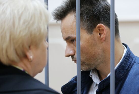 Court hears investigators' motion seeking to arrest Komi Republic Governor Vyacheslav Gaizer