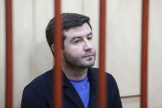 Court consiers investigators' petition to arrest Komi's head Vyacheslav Gaizer