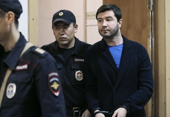 Court consiers investigators' petition to arrest Komi's head Vyacheslav Gaizer