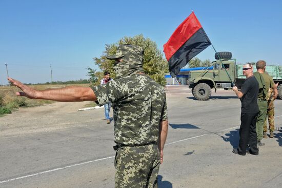 Activists block motorway near Chongar on border between Ukraine and Crimea