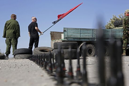 Activists block motorway near Chongar on border between Ukraine and Crimea