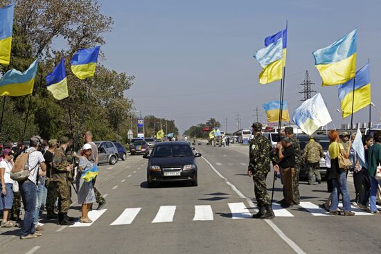 Activists block motorway near Chongar on border between Ukraine and Crimea