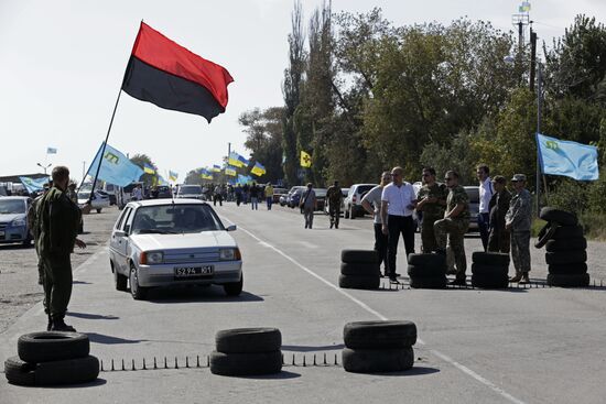 Activists block motorway near Chongar on border between Ukraine and Crimea