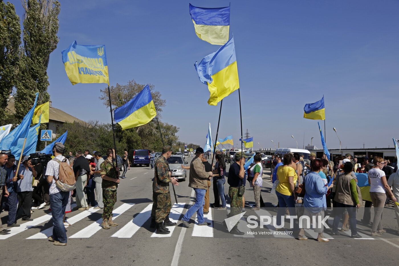 Activists block motorway near Chongar on border between Ukraine and Crimea