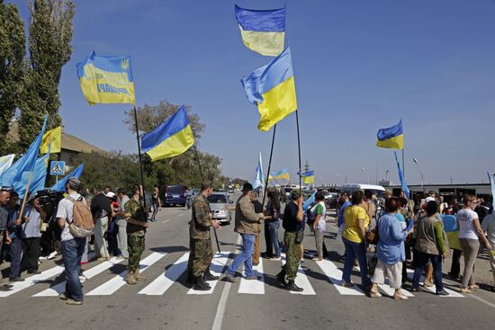Activists block motorway near Chongar on border between Ukraine and Crimea