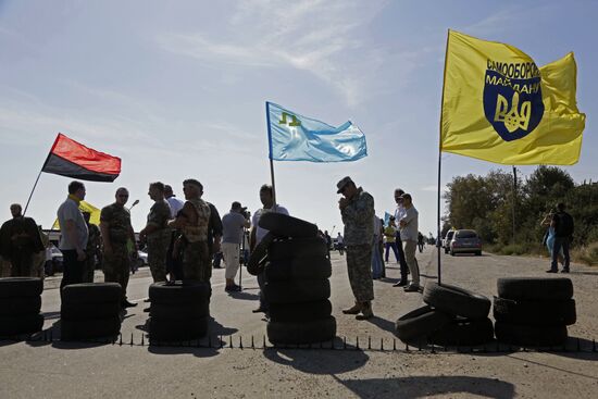 Activists block motorway near Chongar on border between Ukraine and Crimea