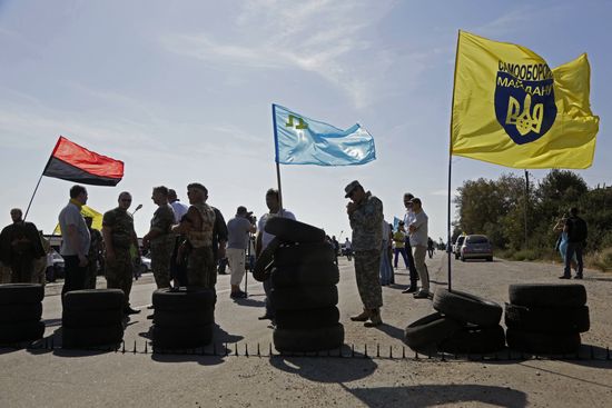 Activists block motorway near Chongar on border between Ukraine and Crimea