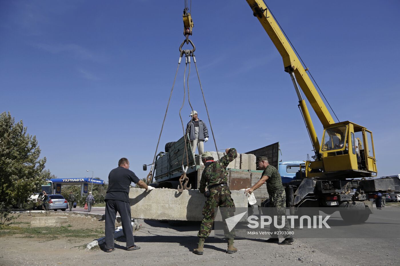 Activists block motorway near Chongar on border between Ukraine and Crimea