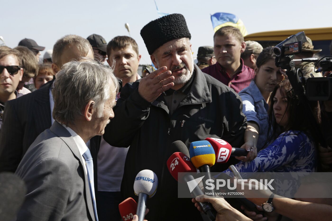 Center, from left: Verkhovna Rada deputy Mustafa Dzhemilev and Crimean Tatar Mejlis Chairman Refat Chubarov near the village of Chongar on the border between Ukraine and Crimea, where activists block a motorway. Location: Ukraine. Author: Maks Vetrov/Sputnik. Activists block motorway near Chongar on border between Ukraine and Crimea