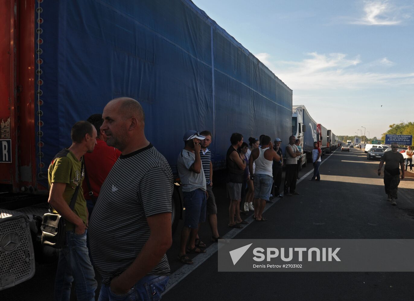 Activists block motorway near Chongar on border between Ukraine and Crimea