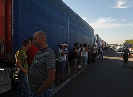 Activists block motorway near Chongar on border between Ukraine and Crimea
