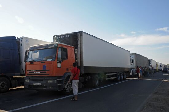 Activists block motorway near Chongar on border between Ukraine and Crimea