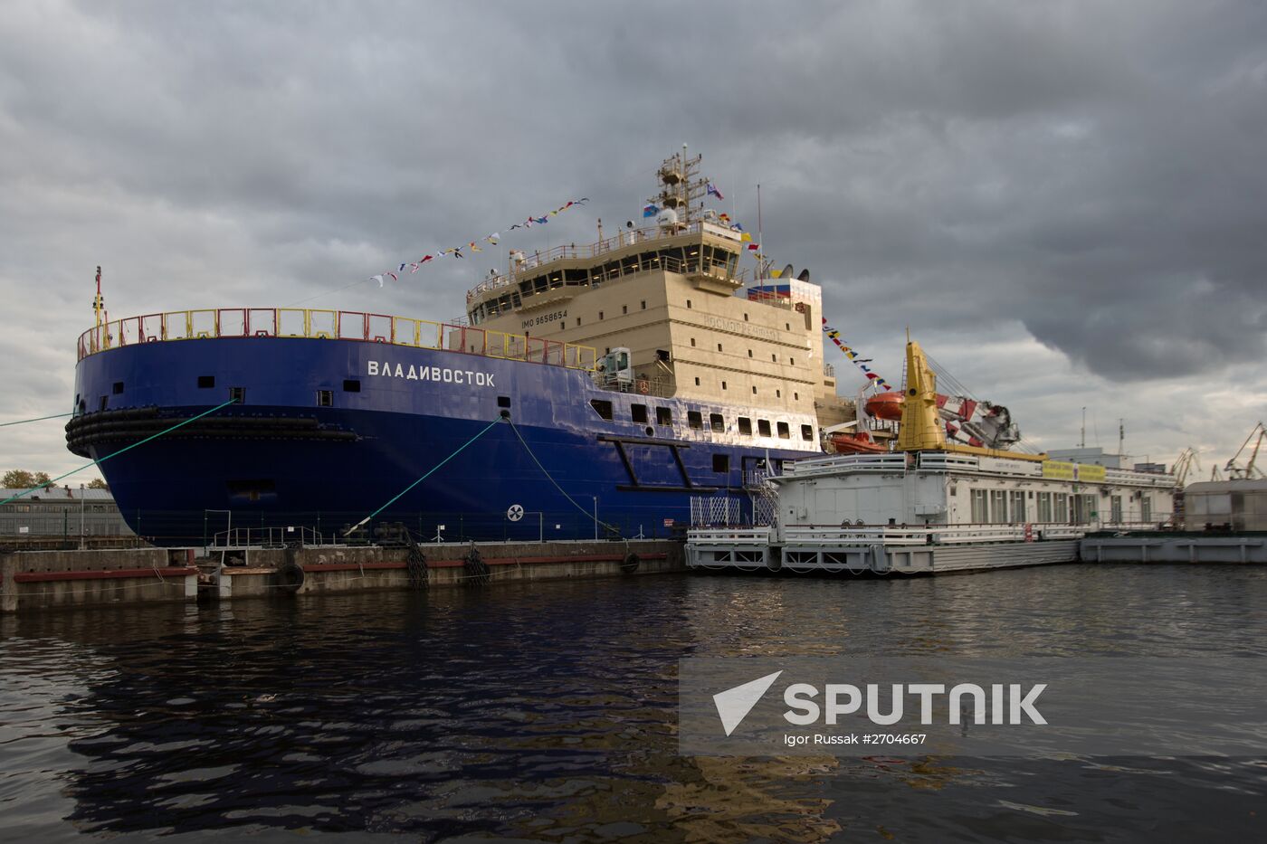 Hoisting the Russian state flag aboard the icebreaker Vladivostok