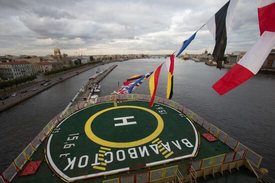Hoisting the Russian state flag aboard the icebreaker Vladivostok