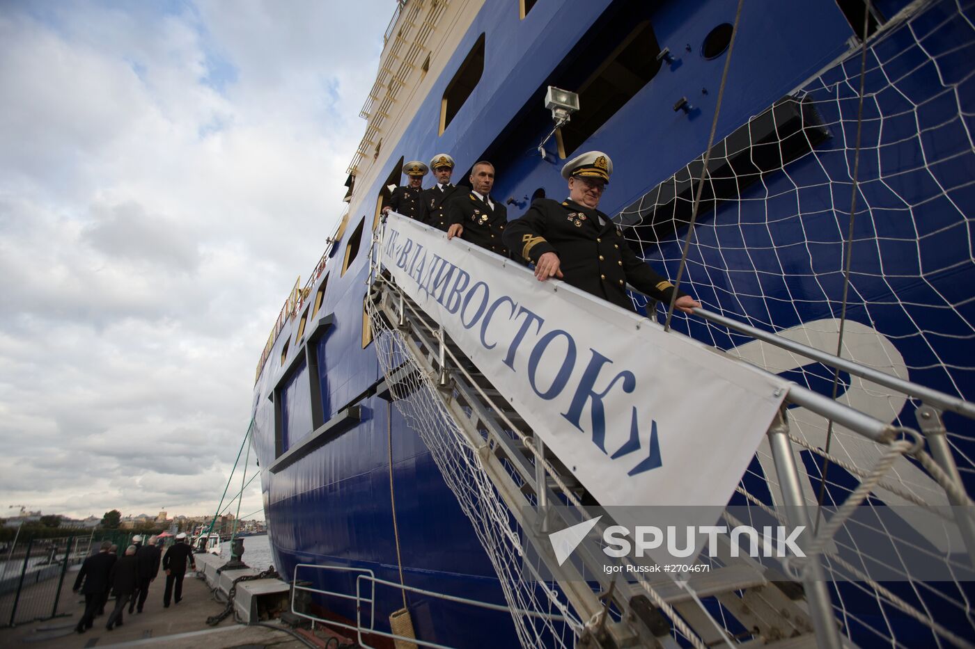 Hoisting the Russian state flag aboard the icebreaker Vladivostok