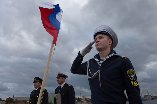 Hoisting the Russian state flag aboard the icebreaker Vladivostok