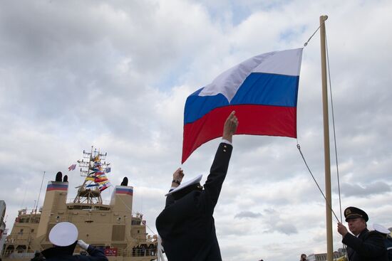 Hoisting the Russian state flag aboard the icebreaker Vladivostok
