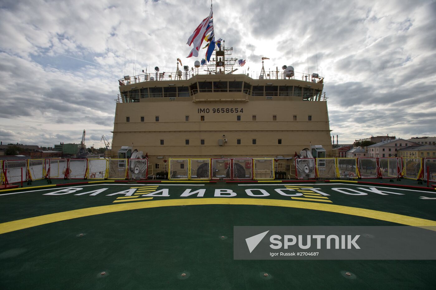Hoisting the Russian state flag aboard the icebreaker Vladivostok