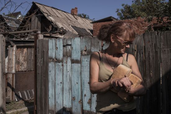 Last residents of Vesyoloye village in Donetsk Region