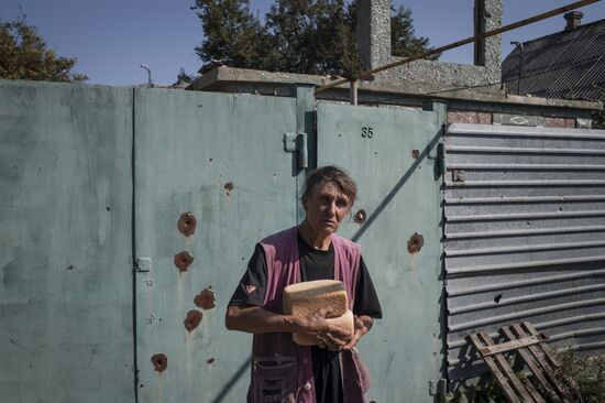 Last residents of Vesyoloye village in Donetsk Region