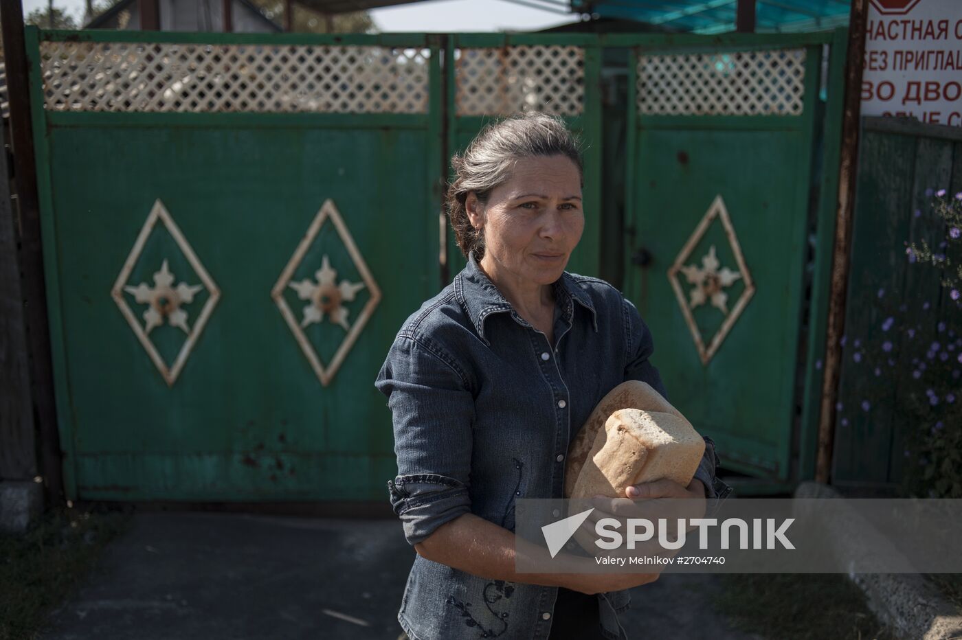 Last residents of Vesyoloye village in Donetsk Region